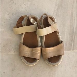 Girl shoes with straps